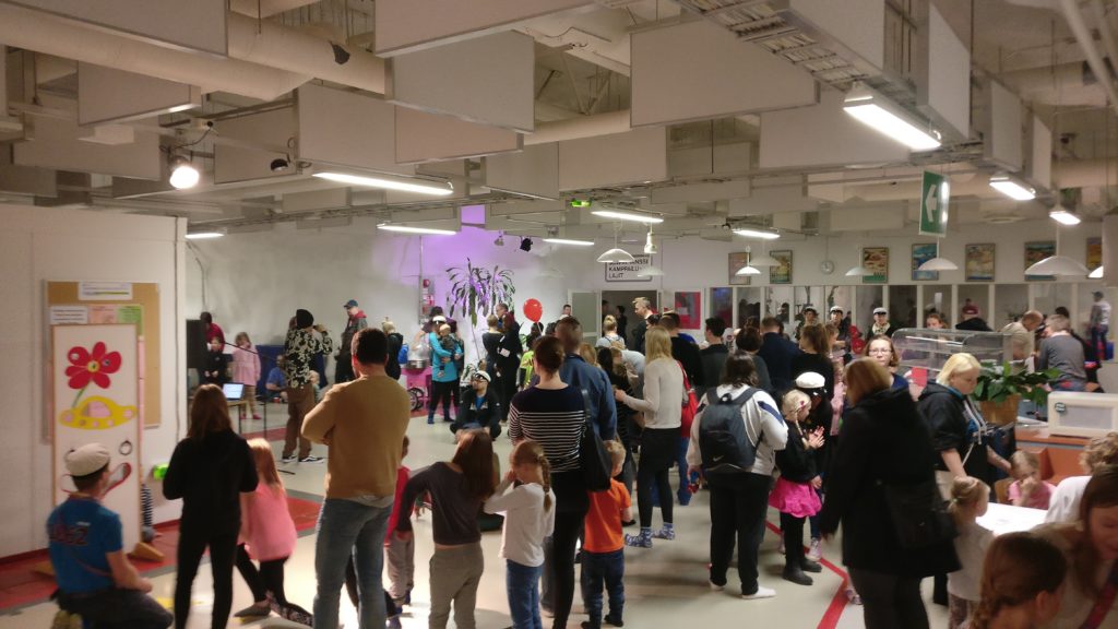 Vapari täyttyi perheistä vapunpäivänä